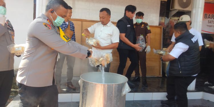 Direbus Hingga Hancur, Polres Asahan Musnahkan Hampir 9 Kg sabu Jelang Nataru