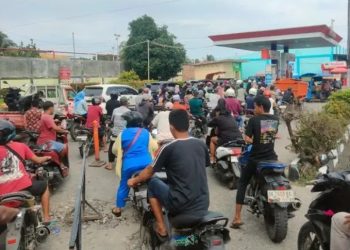 Warga di Asahan Panic Buyying, SPBU Warga Antre Hingga 5 Jam