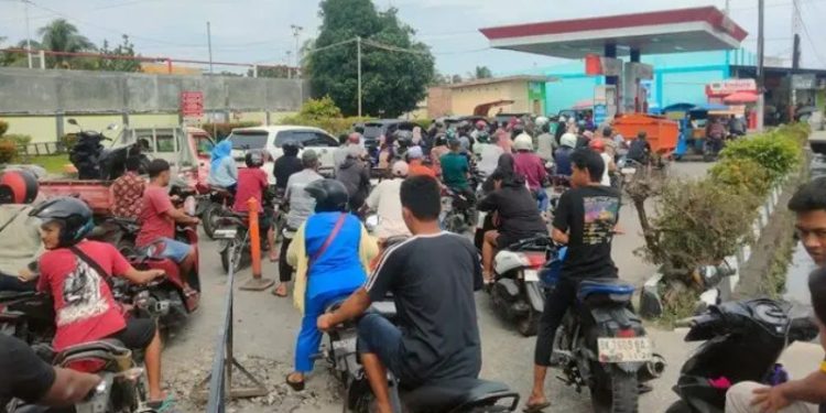 Warga di Asahan Panic Buyying, SPBU Warga Antre Hingga 5 Jam