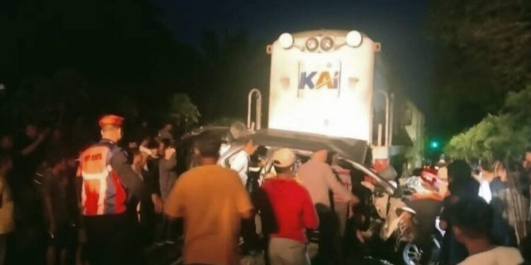 Avanza Dihantam Kereta Api di Tebing Tinggi, Delapan Orang Tewas Seketika