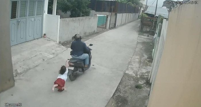 Bocah Seragam SD Diseret Pencuri yang Kabur