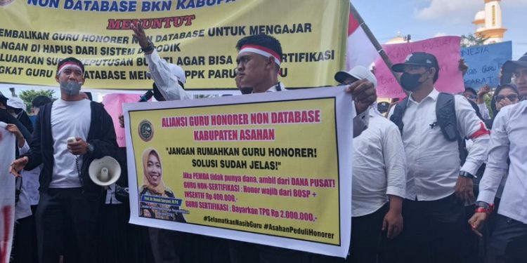 Terancam Dipecat, Puluhan Guru Honorer di Asahan UNRAS di Kantor Bupati