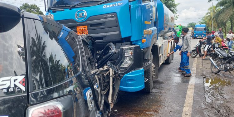Gagal Menyalip, Toyota Rush Adu Kambing dengan Truk Tangki di Jalinsum Asahan