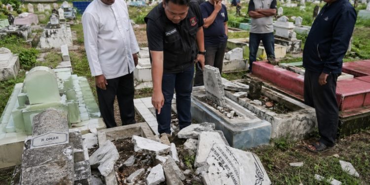 Gawat, 12 Nisan di TPU Dibongkar Rayap Besi di Medan