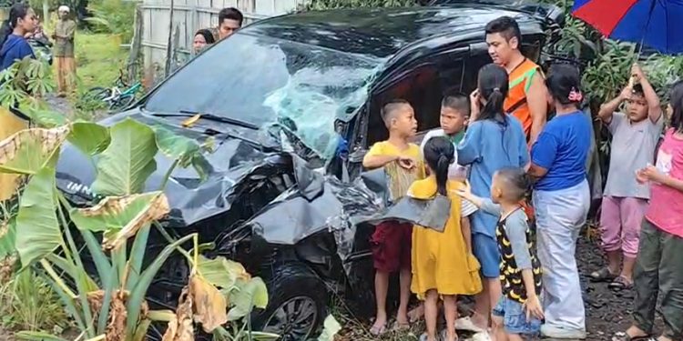 Kijang Inova Ditabrak KA di Perlintasan Tanpa Palang Pintu di Kisaran