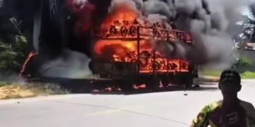 Truk Ekspedisi Pengangkut Sepeda Motor Hangus Terbakar di Langkat