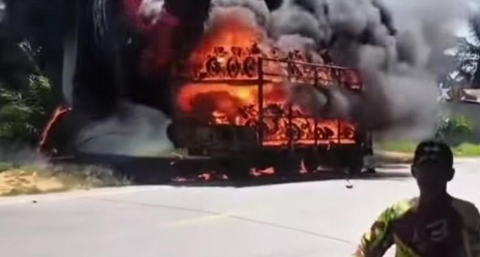 Truk Ekspedisi Pengangkut Sepeda Motor Hangus Terbakar di Langkat