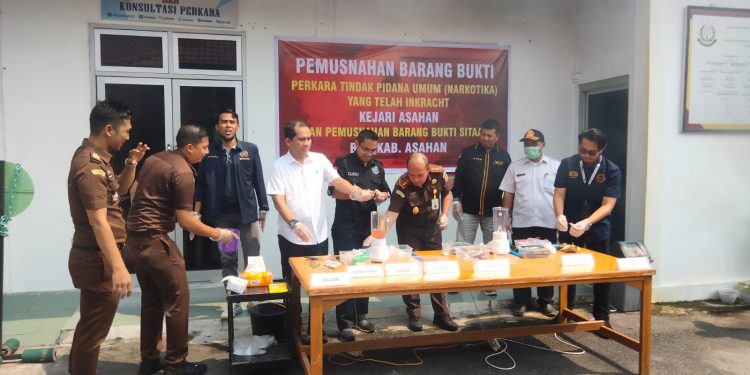 Kejari dan BNN Asahan Musnahkan 28 Perkara Barang Bukti Narkoba Periode Juli – Oktober 2023